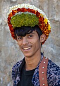 Porträt eines Blumenmannes, der eine Blumenkrone auf dem Kopf trägt, Provinz Jizan, Addayer, Saudi-Arabien