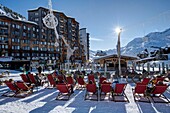Frankreich, Haute Savoie, Chablais Massif, Skigebiet Portes du Soleil, Avoriaz, Sonnenliegen auf einer Restaurant-Bar-Terrasse an der Schneefront im Zentrum des Ortes