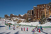 Frankreich, Haute Savoie, Chablais Massif, Skigebiet Les Portes du Soleil, Avoriaz, Kinderdorf an der Schneefront
