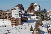 Frankreich, Haute Savoie, Chablais-Massiv, Skigebiet Portes du Soleil, Avoriaz, Tiefblick auf die Kirche und das Felsenviertel