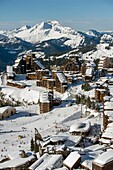 Frankreich, Haute Savoie, Chablais Massif, Skigebiet der Portes du Soleil, Avoriaz, Gesamtansicht des Skigebiets und des Felsens von Enfer