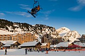 Frankreich, Haute Savoie, Chablais-Massiv, Skigebiet Portes du Soleil, Avoriaz, Vorderseite der Schnee-Eingangsstation und des Sessellifts von Plateau bei Sonnenuntergang