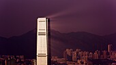 China, Hongkong, Kowloon, Spiegelungen auf dem Wolkenkratzer am Eingang zum Victoria-Hafen