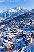 Frankreich, Savoie, Tarentaise-Tal, La Tania ist eines der größten Skigebiete Frankreichs, im Herzen von Les Trois Vallees (Die drei Täler), einem der größten Skigebiete der Welt mit 600 km markierten Pisten, westlicher Teil des Vanoise-Massivs (Luftaufnahme)