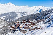 Frankreich, Savoyen, Vanoise-Massiv, Tal der Haute Tarentaise, Les Arcs 2000, Teil des Paradiski-Gebietes, Blick auf den Mont Blanc (4810m) und den Ferienort La Rosiere (Luftaufnahme)