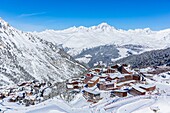 Frankreich, Savoie, Vanoise-Massiv, Tal der Haute Tarentaise, Les Arcs 2000, Teil des Paradiski-Gebietes, Blick auf den Mont Blanc (4810m) und das Skigebiet von La Rosiere (Luftaufnahme)