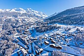 Frankreich, Savoie, Vanoise-Massiv, Tal der Haute Tarentaise, Montchavin, Teil des Paradiski-Gebietes, Blick auf das Skigebiet Peisey-Vallandry und den Mont Pourri (3779m) (Luftaufnahme)