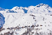 Frankreich, Savoie, Les Avanchers, Tarentaise-Tal, Massiv der Vanoise, Blick auf das Massiv von La Lauzière und den Weiler Quarante Planes
