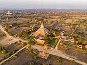 Myanmar (Burma), Region Mandalay, buddhistische Ausgrabungsstätte Bagan, von der UNESCO zum Weltkulturerbe erklärt, Swesandaw-Tempel (Luftaufnahme)