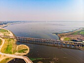 Myanmar (Burma), Region Mandalay, Amarapura, die 1,2 km lange U Bein Teak Brücke, wurde 1849 über den Taungthaman See gebaut (Luftaufnahme)