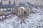 Frankreich, Rhone, Lyon, 5. Arrondissement, Stadtteil Alt-Lyon, von der UNESCO zum Weltkulturerbe erklärte historische Stätte, La Saone, Kathedrale Saint Jean Baptiste (12.), als historisches Monument klassifiziert, unter dem Schnee