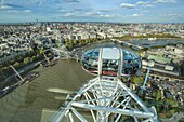 Vereinigtes Königreich, London, London Big Eye, erbaut im Jahr 2000, Kabinen in 135 m Höhe mit Blick auf die Themse und Westminster