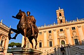 Italien, Latium, Rom, historisches Zentrum, das von der UNESCO zum Weltkulturerbe erklärt wurde, Piazza del Campidoglio (Kapitolplatz), Reiterstatue des Marcus Aurelius und Palazzo Nuevo