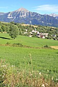 Frankreich, Hautes Alpes, Champsaur, Saint Michel Chaillol und seine Kirche Saint Pierre