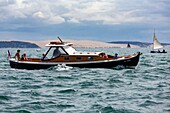 Frankreich, Gironde, Bassin d'Arcachon, La Teste de Buch, Pinasse mit der Düne von Pilat im Hintergrund