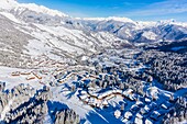 Frankreich, Savoie, Valmorel, Massiv der Vanoise, Tarentaise-Tal, Blick auf das Massiv von La Lauziere und das Massiv von Beaufortain, (Luftaufnahme)