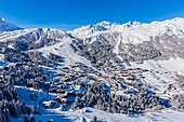 Frankreich, Savoie, Valmorel, Massiv der Vanoise, Tarentaise-Tal, Blick auf das Massiv des La Lauziere und den Grand pic de la Lauziere (2829m) (Luftaufnahme)