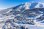 Frankreich, Savoie, Valmorel, Massiv der Vanoise, Tarentaise-Tal, Blick auf Creve Tete (2342m), (Luftaufnahme)