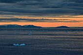 Grönland, Westküste, Baffin-Bucht, Eisberge im Smith-Sund in der Abenddämmerung