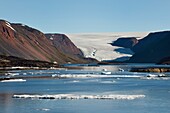 Grönland, Nordwestküste, Smith-Sund nördlich der Baffin Bay, Inglefield Land, Ort Etah im Foulke Fjord, heute verlassenes Inuit-Lager, das als Basis für mehrere Polarexpeditionen diente, Brother John's Glacier und die Eiskappe im Hintergrund