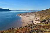 Grönland, Nordwestküste, Smith-Sund nördlich der Baffin-Bucht, Robertson-Fjord bei Siorapaluk, dem nördlichsten Dorf Grönlands, im Hintergrund die MS Fram, ein Kreuzfahrtschiff von Hurtigruten vor Anker
