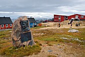 Grönland, Nordwestküste, Baffinsee, Qaanaaq oder Neu Thule, Gedenkstein mit Relief des Pfarrers Gustav Olsen, der die letzten Nicht-Christen von Thule taufte