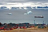 Grönland, Nordwestküste, Baffinsee, Öltanker vor der Stadt Qaanaaq oder New Thule