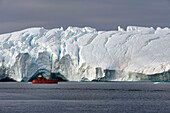 Grönland, Westküste, Diskobucht, Ilulissat, von der UNESCO zum Weltnaturerbe erklärter Eisfjord an der Mündung des Sermeq-Kujalleq-Gletschers, altes Fischerboot, das für die Entdeckung von Eisbergen und die Walbeobachtung umgebaut wurde