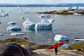 Grönland, Westküste, Diskobucht, Ilulissat, von der UNESCO zum Weltnaturerbe erklärter Eisfjord, Kajak
