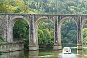 Frankreich, Ille et Vilaine, Guipry-Messac, Boot auf der Vilaine im bewaldeten Tal von Corbinières und das Aquädukt