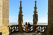 Frankreich, Manche, der Mont-Saint-Michel, Paar bewundert die Aussicht von außerhalb der Kirche