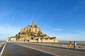 Frankreich, Manche, der Mont-Saint-Michel, Blick auf die Insel und die Abtei bei Sonnenaufgang von der neuen Straße aus