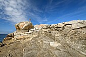 Frankreich, Finistere, Penmarch, Wanderer auf den Felsen von Saint-Guenolé