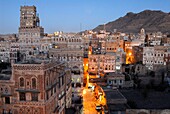 Jemen, Sana&#x2bd;a Gouvernement, Sanaa, Altstadt, von der UNESCO zum Weltkulturerbe erklärt, typische Architektur der Altstadt, Nacht