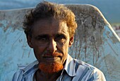 Jemen, Gouvernement Sokotra, Insel Sokotra, von der UNESCO zum Weltkulturerbe erklärt, Qalansiyah, kleines Fischerdorf, Porträt eines Mannes