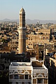 Jemen, Sana&#x2bd;a Governorate, Sanaa, Altstadt, von der UNESCO zum Weltkulturerbe erklärt, typische Architektur der Altstadt, Minarett bei Sonnenuntergang