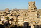 Jemen, Sana & 2bd;a Governorate, Sanaa, Altstadt, von der UNESCO zum Weltkulturerbe erklärt, typische Architektur der Altstadt, Sonnenuntergang