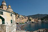 Italien, Ligurien, der Strand und die Strandpromenade des Fischerdorfes Camogli
