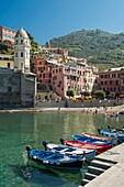 Italien, Ligurien, Cinque Terre, Fischerhafen und Strand des Dorfes Vernazza, das von der Unesco zum Weltkulturerbe erklärt wurde