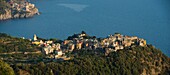Italien, Ligurien, Cinque Terre, Panoramablick auf das von der UNESCO zum Weltkulturerbe erklärte Dorf Corniglia