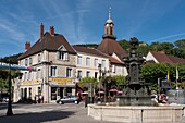 Frankreich, Jura, Poligny, der große Brunnen in der Mitte des Platzes der Deportierten