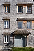 Frankreich, Jura, das Dorf Lamoura, eine Hausfassade mit Holzpfosten oder Ancelles, die zum Schutz vor Stürmen verwendet wurden