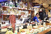 Frankreich, Hautes Pyrenees, Aure-Tal, Saint Lary Soulan, L'Etable de Ramoun bietet pyrenäische Spezialitäten (Aufschnitt, Käse, Eingemachtes ...)