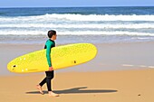 Frankreich, Landes, Capbreton, junger Surfer an der Atlantikküste