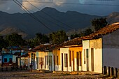 Kuba, Provinz Sancti Spiritus, Trinidad de Cuba, von der UNESCO zum Weltkulturerbe erklärt, Straße mit bunten Fassaden