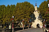 Frankreich, Gard, Sommieres, mittelalterliches Dorf, das befestigte Tor, die Uhr und das Wappen der Stadt