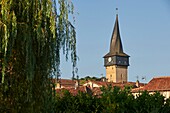 Frankreich, Gers, Barran, alte Bastide an der Straße nach Saint Jacques de Compostelle, verdrehter Glockenturm der Kirche Saint Jean Baptiste