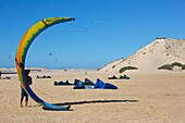Marokko, Westsahara, Dakhla, Kitesurfer hält sein Segel am Strand des Dakhla Attitude Kitesurf Camps