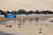 Marokko, Westsahara, Dakhla, Fischer am Strand von Araiche, der von einer Klippe begrenzt wird