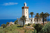 Marokko, Tanger Region Tetouan, Tanger, Leuchtturm von Kap Spartelposed mit Blick auf das Mittelmeer